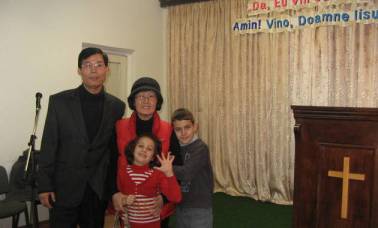 David Kim cu sotia Rebeca si cei doi copii (evz.ro)